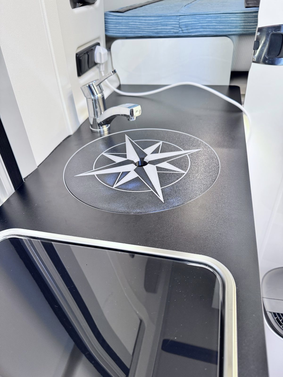 Plastic Vantastic wind-rose sink cover